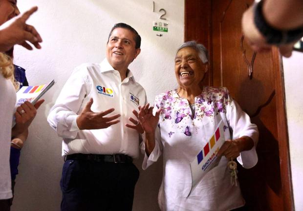 El candidato a alcalde en Coyoacán recorrió unidades habitacionales y charló con los vecinos.