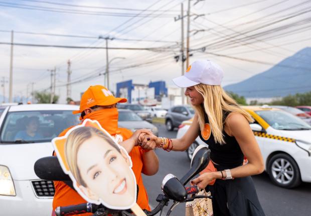 Mariana Rodríguez lleva su campaña a as calles para convivir con los habitantes de Monterrey.