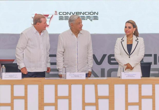 La gobernadora acompañó al presidente Andrés Manuel López Obrador al evento de clausura de la 87 Convención Bancaria