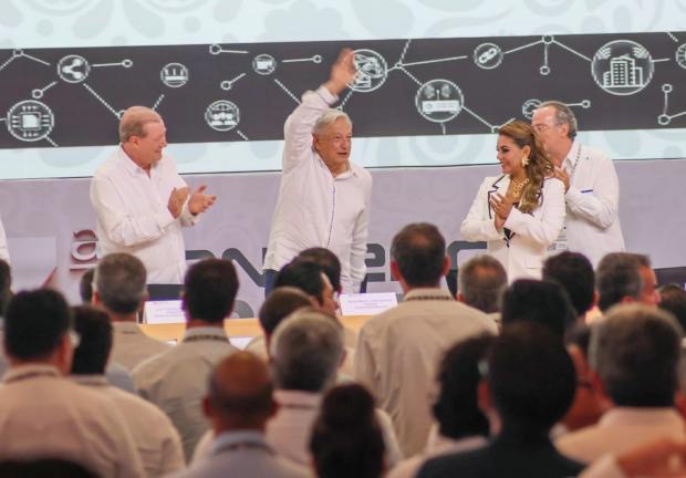La gobernadora acompañó al presidente Andrés Manuel López Obrador al evento de clausura de la 87 Convención Bancaria