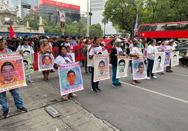 Padres de los 43 marchan en Reforma.