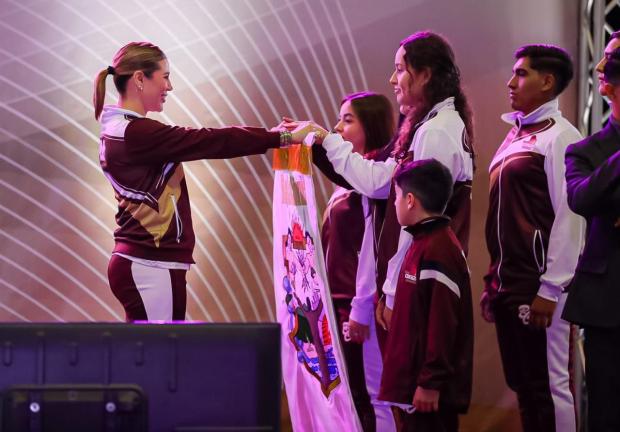 Abandera gobernadora Marina del Pilar a atletas de Baja California para los Juegos Nacionales de CONADE
