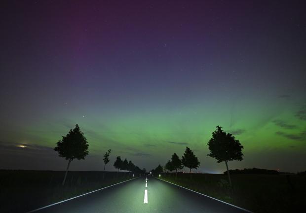 La aurora boreal aparece en el cielo nocturno del este de Brandeburgo el viernes