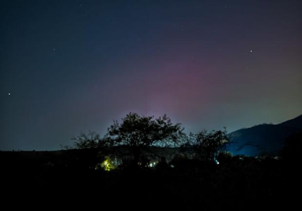 En Los Pozos, Jalisco, la luz de las auroras resplandeció en el cielo.