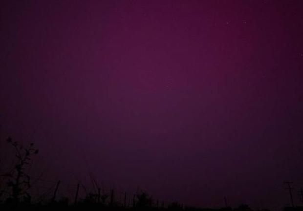 En El Testerazo, cerca de la carretera Ensenada-Tecate, en Baja California, el cielo lució una tonalidad púrpura por las auroras boreales.