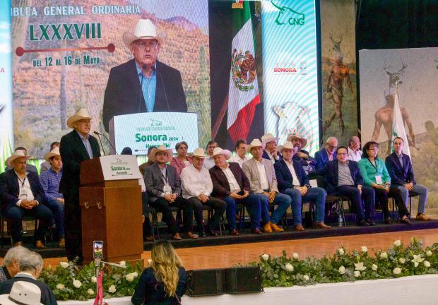 Productores pecuarios entregaron un reconocimiento al titular de Agricultura y Desarrollo Rural, así como la medalla al “Mérito Ganadero 2024” a personajes relevantes del sector.