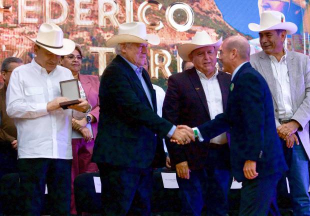 Productores pecuarios entregaron un reconocimiento al titular de Agricultura y Desarrollo Rural, así como la medalla al “Mérito Ganadero 2024” a personajes relevantes del sector.
