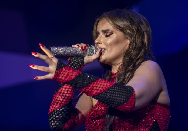 Nelly Furtado, una de las artistas más esperadas durante este sábado, incendió el escenario principal con “Maneater” y su impresionante vestido rojo brillante.