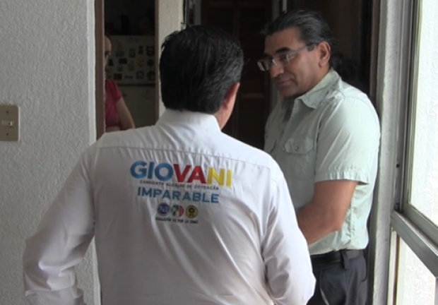 Giovani Gutiérrez recorre las unidades habitacionales de Coyoacán.