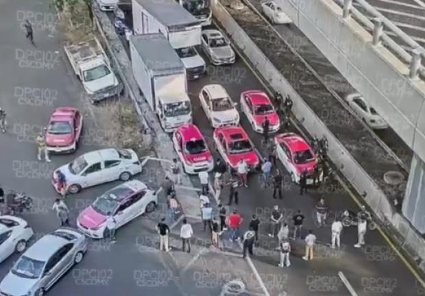 Taxistas bloquean Insurgentes Sur; continúan las afectaciones viales.