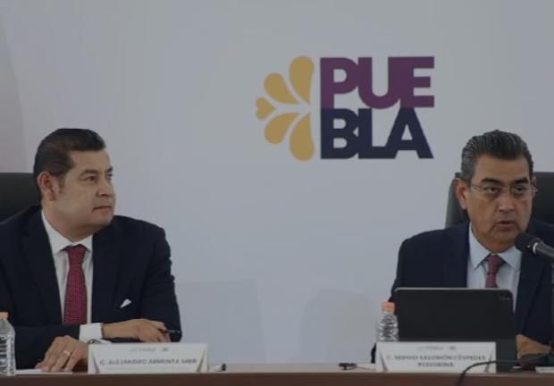 El gobernador de Puebla y el gobernador electo en una rueda de prensa
