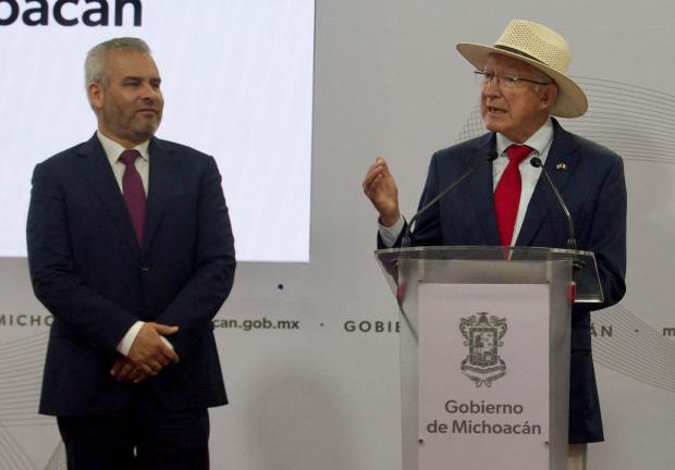 El gobernador de Michoacán, Alfredo Ramírez Bedolla y el embajador de EU, Ken Salazar, ayer.