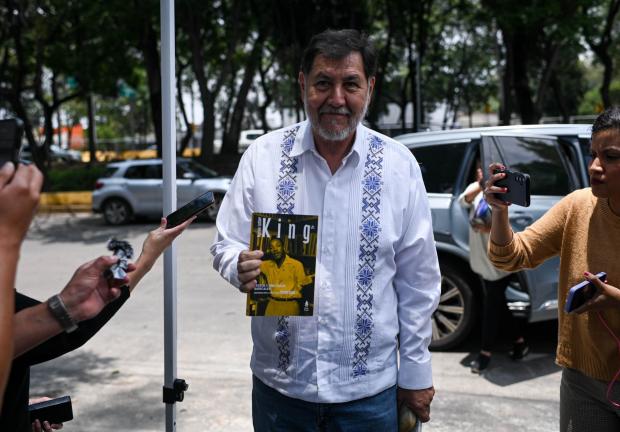 El diputado Gerardo Fernández Noroña visitó la casa de transición de la virtual presidenta electa Claudia Sheinbaum Pardo con regalo en mano.