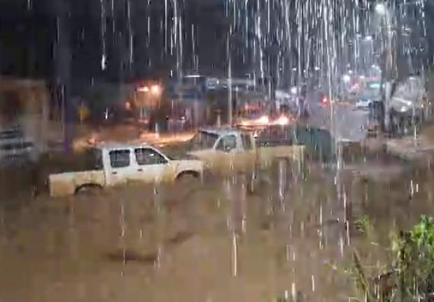 Las intensas lluvias en Tlapa arrastraron varios vehículos.