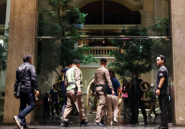 Tras es el hallazgo, policías resguardaron la entrada el hotel Grand Hyatt Erawan.