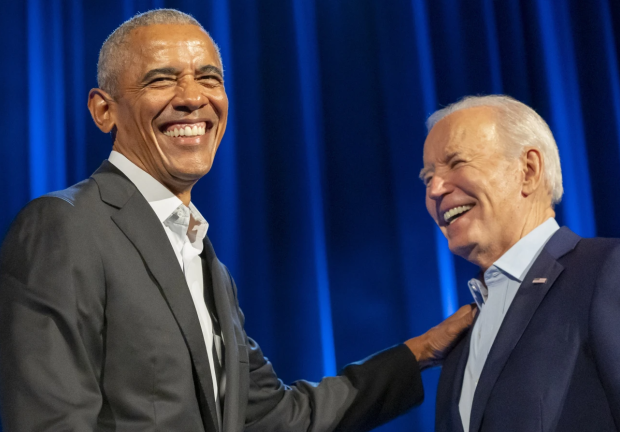 El expresidente Barack Obama (izquierda) y el actual mandatario estadounidense, Joe Biden (derecha).