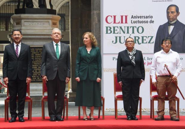 Rosa Icela Rodríguez (centro derecha), durante el 152 Aniversario Luctuoso de Benito Juárez.