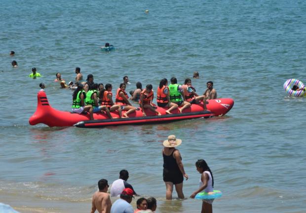Turistas nacionales y extranjeros disfrutan de la playas de Guerrero estas vacaciones de verano.