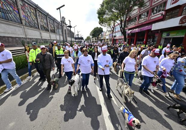 La gobernadora Delfina Gómez encabezó y puso en marcha las Caravanas por el Bienestar Animal en Esomex.