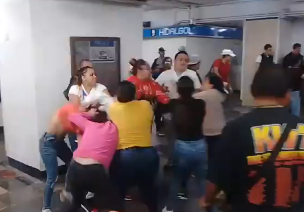 A golpes y empujones, así fue la pelea entre vendedores ambulantes en la estación Hidalgo de la Línea 2.
