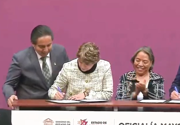 Delfina Gómez encabezó la firma del convenio de sueldos y prestaciones del SMSEM.