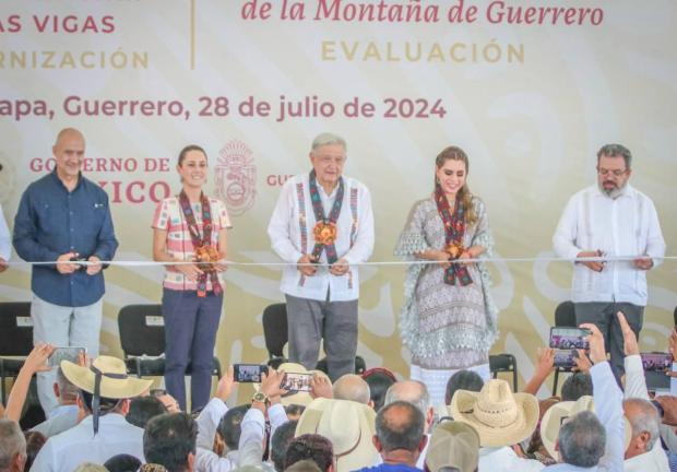 Evelyn Salgado, Claudia Sheinbaum y López Obrador cortan el listón inaugural de la carretera Las Cruces-Pinotepa Nacional.