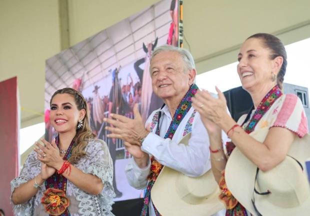 De izquierda a derecha: Evelyn Salgado, AMLO y Claudia Claudia Sheinbaum.