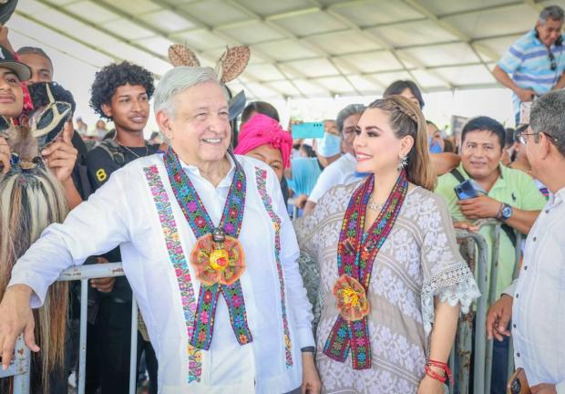 El Presidente López Obrador junto a la gobernadora de Guerrero, Evelyn Salgado.