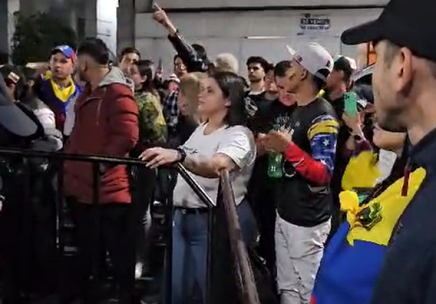 Venezolanos en México exigen recuento de votos a su embajada.