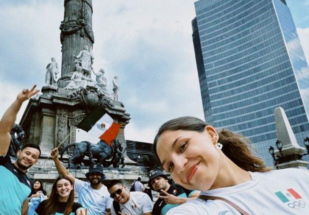 Atletas de judo celebran medalla de plata de Prisca Awiti en el Ángel de la Independencia