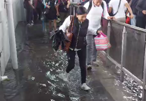 Usuarios padecieron la lluvias en instalaciones de la Línea 5.