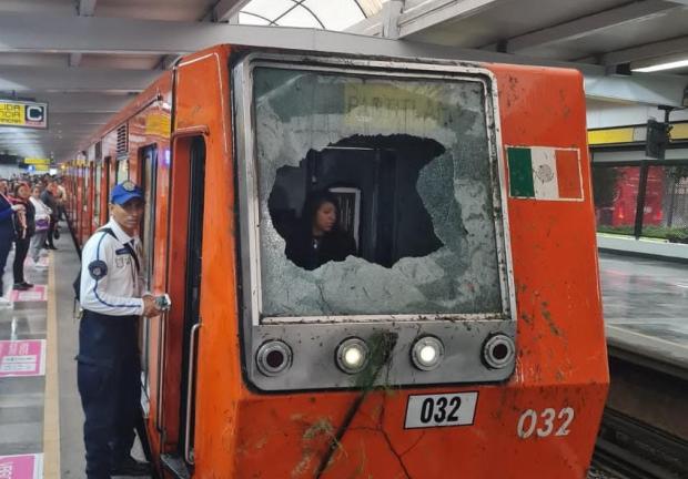 El parabrisas del tren en circulación quedó destruido por el impacto del árbol.