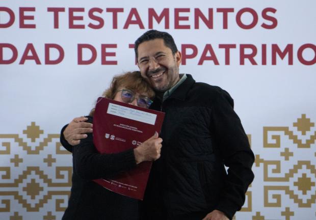 Martí Batres, Jefe de Gobierno, durante la entrega de testamentos en Venustiano Carranza.