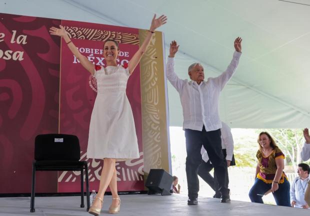 Claudia Sheinbaum y AMLO inauguraron la carretera Acayucan-La Ventosa, parte del Corredor Interoceánico.