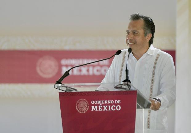 Cuitláhuac García, gobernador de Veracruz en la inauguración del último tramo de la carretera Minatitlán-Hidalgotitlán.