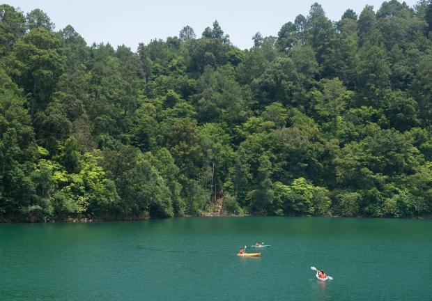 Visita el Lago de Zirahuén, en Michoacán, y disfruta del turismo de naturaleza.