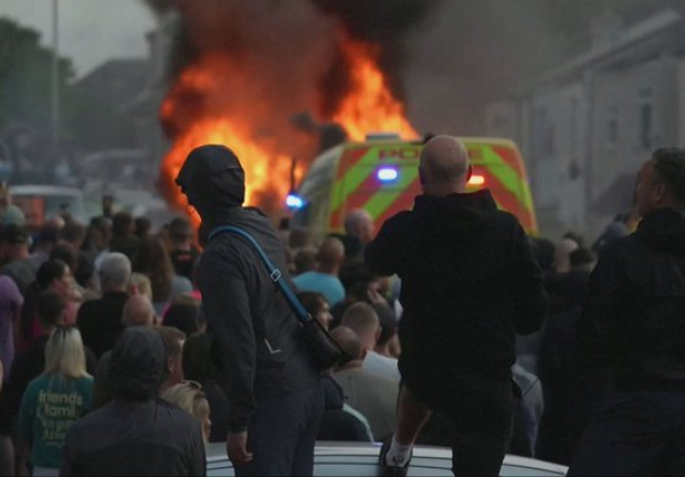 Primer Ministro británico prometió castigos, en un intento de sofocar las protestas.