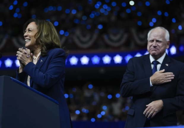 Kamala Harris y Tim Walz, durante el mitin de este martes en Filadelfia.