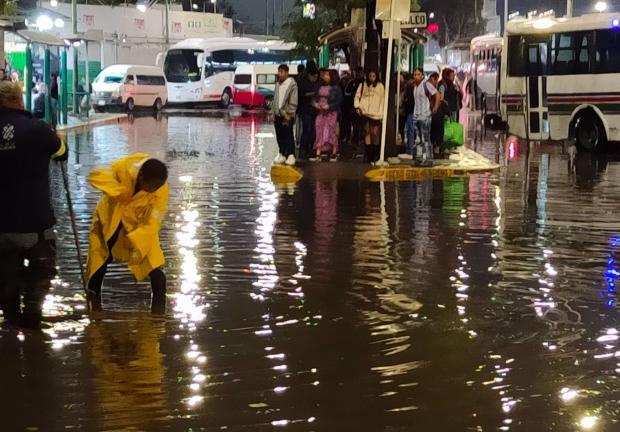 Coladeras tapadas facilitan inundaciones en CDMX.