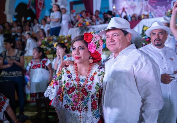 Joaquín "Huacho" Díaz Mena junto a su esposa, la maestra Wendy Méndez Naal.