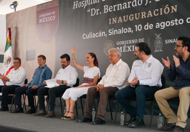 Claudia Sheinbaum a la izquierda de Zoé Robledo, director general del IMSS,