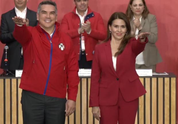 Alejandro Moreno y Carolina Viggiano rindieron protesta ante priistas.