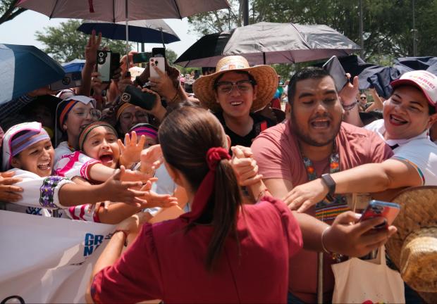 Claudia Sheinbaum Pardo, virtual presidenta electa de México, fue arropada por simpatizantes.