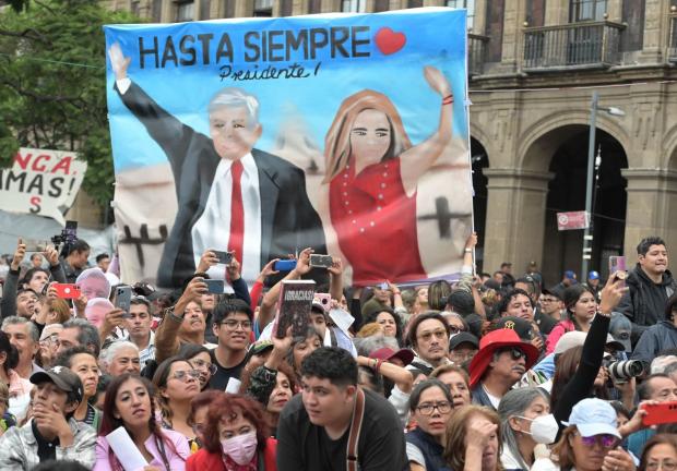 Una pintura con la imagen de Beatriz Gutiérrez Müller y del Presidente Andrés Manuel López Obrador durante la presentación del libro "Feminismo Silencioso".