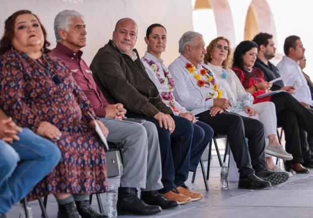 Claudia Sheinbaum, al centro, durante la gira con el Presidente López Obrador.