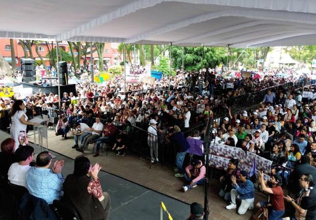 Clara Brugada se comprometió continuar con la transformación ante habitantes de Coyoacán.