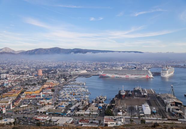 Turistas hacen parada para disfrutar de la oferta turística y gastronómica de Ensenada.