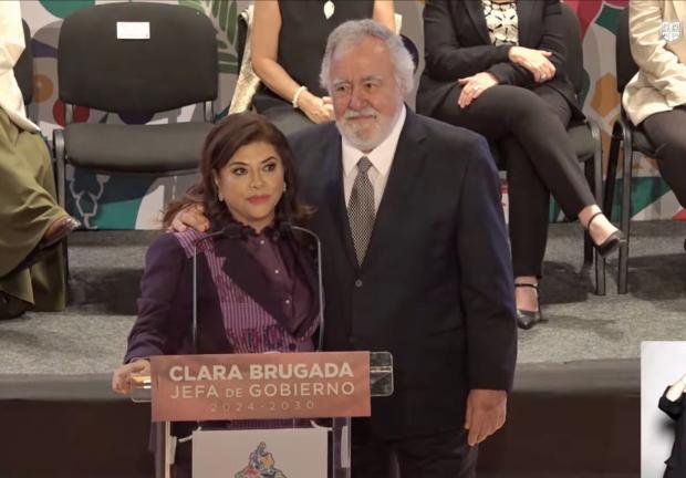 Alejandro Encinas junto a la Jefa de Gobierno electa, Clara Brugada.