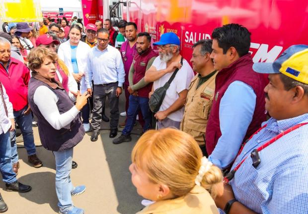 La gobernadora Delfina Gómez platicó con las familias afectadas por las inundaciones en Chalco