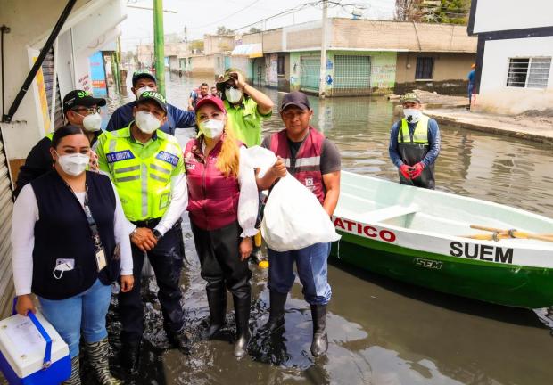 Equipos del Servicio de Urgencias del Estado de México apoyan a familias en Chalco.